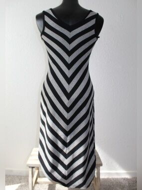 Mossimo Supply Co. Size S Y2K Sleeveless Chevron Midi Dress in Black and Gray